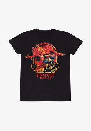 T-shirt in cotone nero con grafica di un drago rosso e un guerriero, con il testo "L'AVVENTURA TI ASPETTA" in grassetto rosso sottostante.
