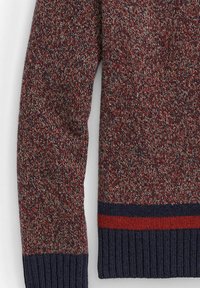 Strickpullover mit einem strukturierten Muster in Burgunderrot, Grau und Marineblau. Verfügt über gerippte Bündchen und Saum mit einem roten Akzentstreifen.