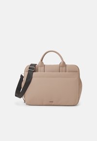 Beige rektangulær tasken med dobbelt håndtag, frontlomme og justerbar sort skulderrem på hvid baggrund.