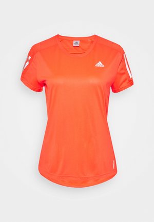 Jasno pomarańczowa sportowa koszulka Adidas z krótkim rękawem, białym logo na piersi i odblaskowymi paskami na rękawach na jednolitym białym tle.