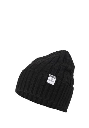 Zwarte gebreide beanie met verticale ribbels, spitse bovenkant en een klein wit logo-opdruk aan de zijkant. Lichtgewicht, warm materiaal.