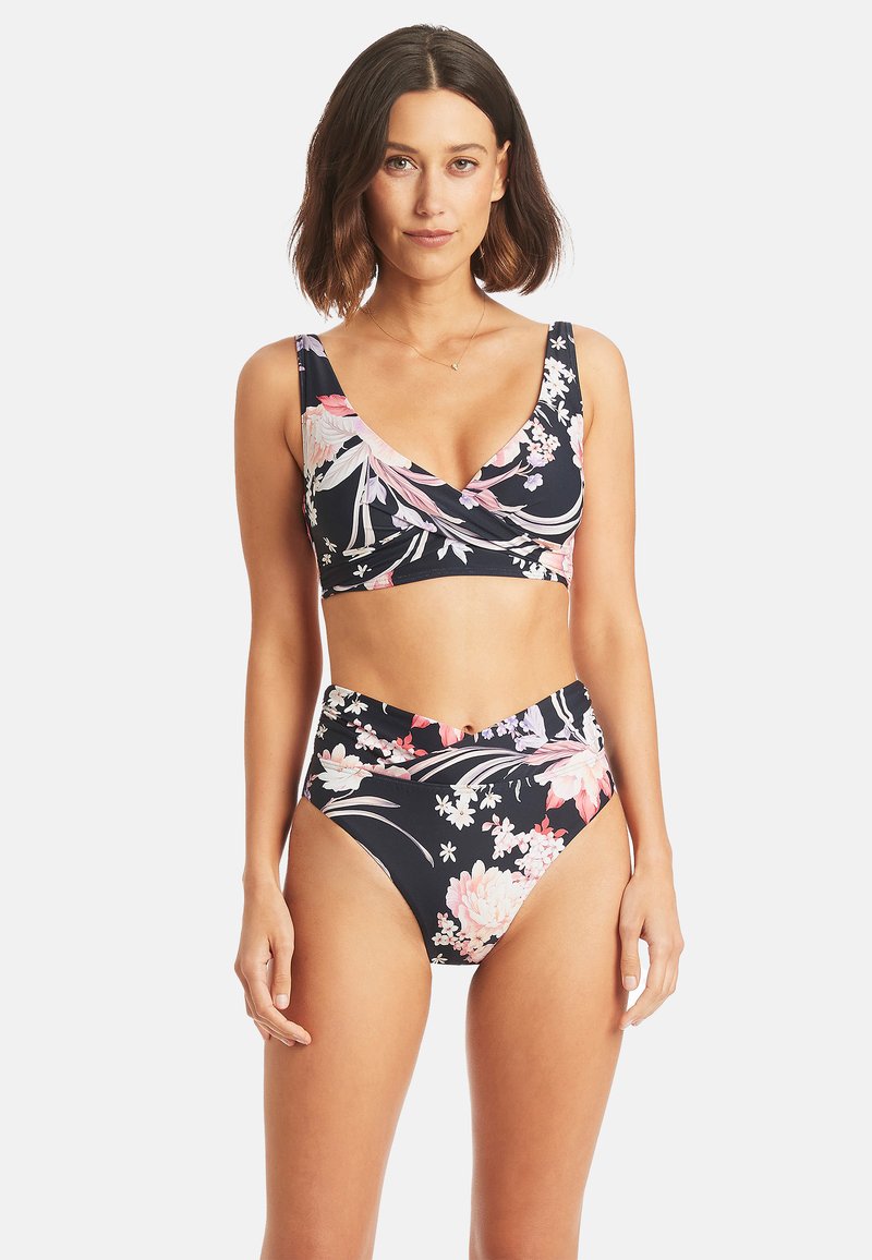 Costume da bagno floreale navy composto da reggiseno a scollo a V e slip a vita alta. Presenta fiori rosa e bianchi, tessuto morbido e un design aderente.