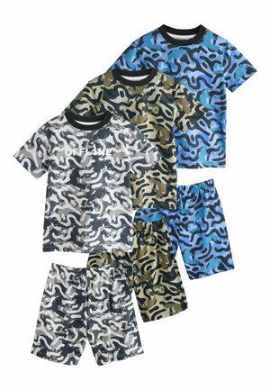 Tri sady tričiek s krátkym rukávom a šortiek s abstraktnými maskáčovými vzormi v modrej, zelenej a sivej farbe; sivý top s bielym nápisom "OFFLINE".