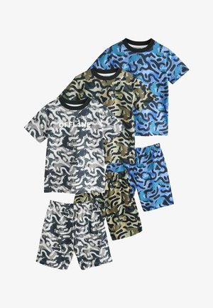 Trei seturi de tricouri cu mâneci scurte și pantaloni scurți cu modele camuflaj abstract în albastru, verde și gri; top gri cu inscripția „OFFLINE” cu litere albe.