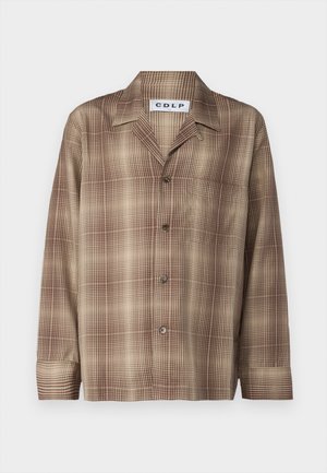 Brun rutigt skjorta med knappar, krage, långa ärmar och en bröstficka. Tyget har en mjuk textur och en subtil glans.