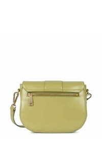 Borsa a tracolla verde in pelle con forma arrotondata, tasca frontale con zip e dettagli in hardware dorato. Texture liscia con cuciture dettagliate.