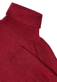 Maglione rosso lavorato a maglia con colletto a dolcevita a coste pronunciate, maniche aderenti e un corpo testurizzato con dettaglio di tasca laterale.