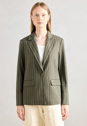 Oliivroheline triibuline bleiser ühe pruuni nööbiga, nohiklabadega ja kahe esimise taskuga. Kangas näeb välja tekstuurne ja kohandatud.