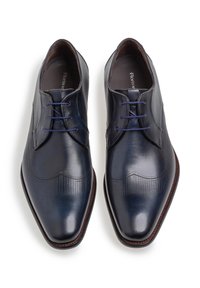 Scarpe eleganti da uomo in pelle navy con punta affusolata, motivo a righe orizzontali sottili e cuciture a contrasto. Presentano sei occhielli e lacci piatti.