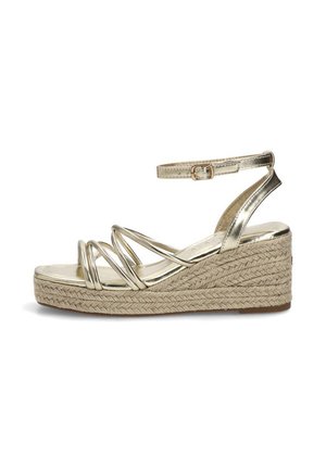 Sandalia cuña metálica dorada con tiras, hebilla en el tobillo y suela plataforma de yute trenzado, vista lateral sobre fondo blanco.