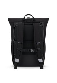 Rucsac negru cu un design cu vârf rulabil, dotat cu bretele căptușite, panouri din plasă și compartimente cu fermoar. Accentele includ benzi reflective.
