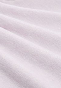 Material textil lila cu o textură moale, având valuri ușoare și un model uniform, delicat. Se pare că este ușor și neted.
