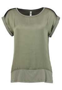 Olivengrøn kortærmet top med en blød, glat tekstur, en afslappet pasform og en rund halsudskæring. Har en lidt længere bagkant.