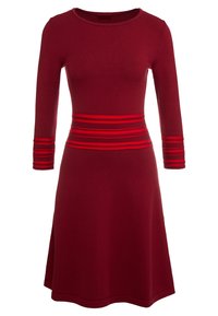Robe bourgogne longueur genou avec des manches trois-quarts, présentant des rayures horizontales rouges à la taille et aux poignets.