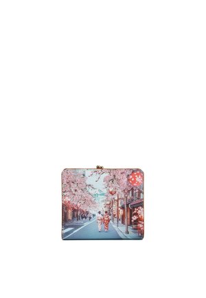Piccola borsa stampata con una scena di strada che ritrae due persone in abiti tradizionali che camminano sotto alberi di ciliegio in fiore e lanterne rosse.