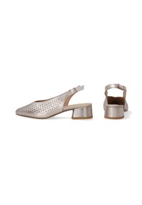 Slingback boty v metalické růžové zlaté, s výřezovými vzory, špičatou špičkou a nízkým blokovým podpatkem. Měkká textura s hladkým povrchem.