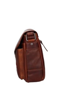 Borsa in pelle marrone con forma rettangolare, caratterizzata da una superficie texture, hardware in argento e una tasca laterale con dettagli di cucitura.