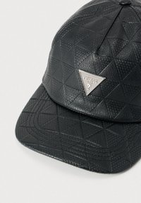 Μαύρο καπέλο από υφή τεχνητού δέρματος, με γεωμετρικό μοτίβο διαμαντιών, κυρτή γείσο και ασημένια τριγωνική λεπτομέρεια λογότυπου.