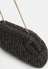 Sort perlebesat aftentaske med blødt, tekstureret stof. Har et mønstret overflade, rynket design og en guldkæde-rem.