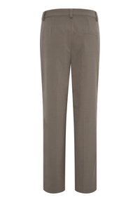 Pantalon de costume droit taupe pour homme avec passants de ceinture et une poche arrière passepoilée.