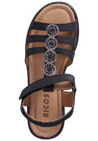 Černé sandály se třemi širokými pásky a ozdobou z kulatých, klenotem zdobených detailů. Měkká béžová stélka a prošívané detaily na podrážce.