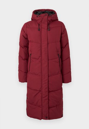 Casaco puffer longo bordeaux com capuz, apresentando seções acolchoadas, dois bolsos laterais com fecho éclair e fechos de botão de pressão na parte inferior.