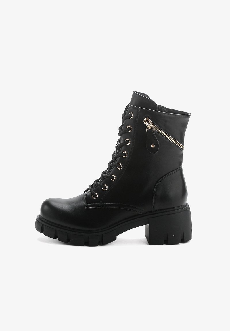 Bottines noires à lacets en cuir lisse, dotées d'une fermeture éclair sur le côté, d'accents dorés, d'une semelle épaisse et d'un motif de semelle texturé pour une meilleure adhérence.