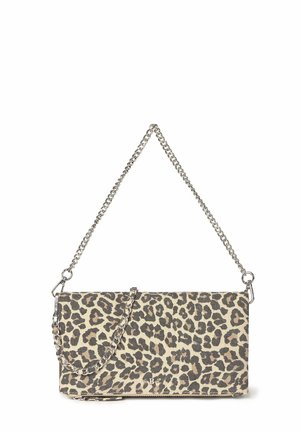 Bolso rectangular de estampado de leopardo beige y marrón con cadena plateada para el hombro y pequeño logo plateado B en el centro delantero.