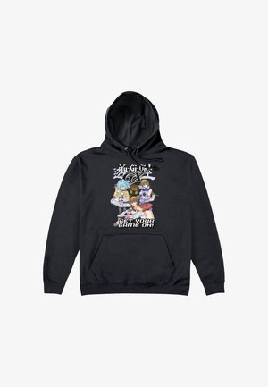 Zwarte hoodie met drie geanimeerde personages uit Yu-Gi-Oh GX die duel-schijven vasthouden met de tekst "Get your game on" onder het logo.