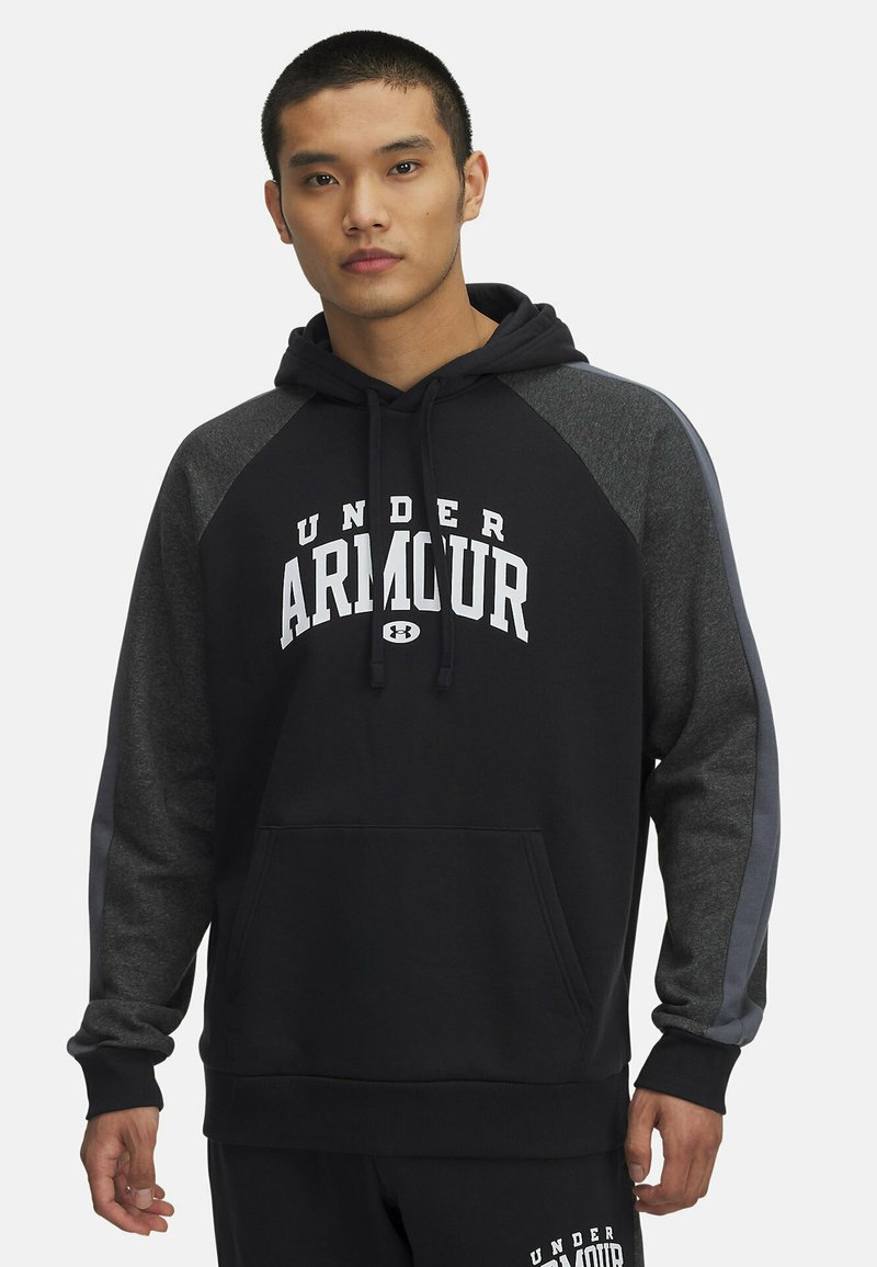 Schwarzer Hoodie mit grauen Raglanärmeln, vordertaschen in Form einer Kängurutasche und dem "UNDER ARMOUR"-Logo in weißem Text. Verfügt über eine Kapuze mit Zugband und gerippte Bündchen.