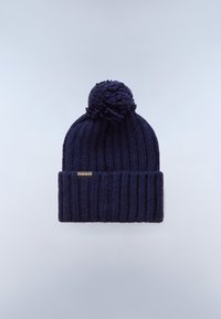 Navy gebreide beanie met een geribd ontwerp, voorzien van een fluffy pompon bovenop en een klein metalen logo-label aan de voorkant.