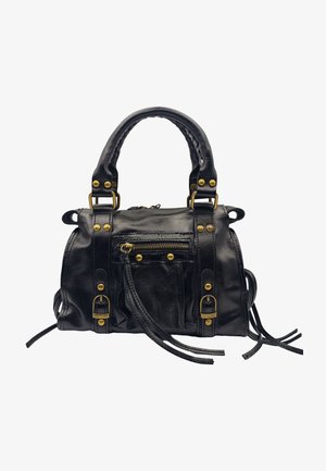 Sac à main en cuir noir avec des poignées tressées, quincaillerie dorée, poche zippée à l'avant et glands décoratifs sur les côtés. Forme compacte.