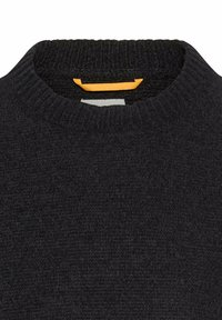 Schwarzer gestrickter Pullover mit rundem Kragen und strukturiertem Stoff. Enthält ein kontrastierendes gelbes Etikett im Nackenbereich.