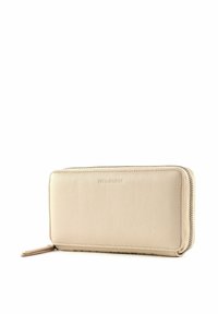 Portefeuille en cuir beige avec une fermeture éclair, de forme rectangulaire et surface texturée. Comprend un logo embossé sur le devant.