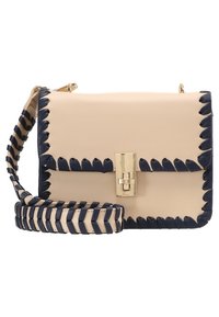 Borsa a mano in pelle beige con accenti intrecciati blu navy, chiusura dorata e tracolla regolabile, caratterizzata da una forma rettangolare strutturata e una superficie liscia.