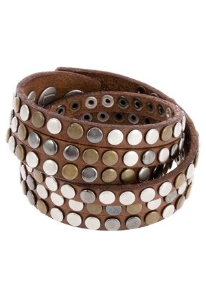 Bracciale avvolgente in pelle marrone decorato con molteplici borchie metalliche tonde in tonalità argento, oro e bianco.