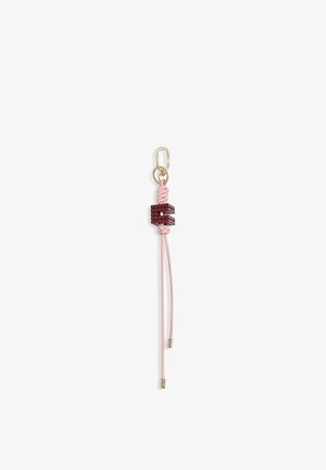 Sleutelhanger met gouden metalen clip, roze gevlochten koord, kastanjebruine parelletter E en twee roze hangende koorden met gouden uiteinden.