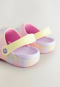 Barviti klobuki iz gume z pastelno tie-dye vzorcem. Rumeni trak z obrazkom nasmejanega obraza. Teksturirana roza notranjost za boljši oprijem.