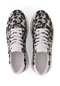 Schwarz-weiße Sneakers im Leopardenmuster mit weißen Schnürsenkeln, aus glattem synthetischem Material, runder Zehenform und strukturiertem Gummisohle.