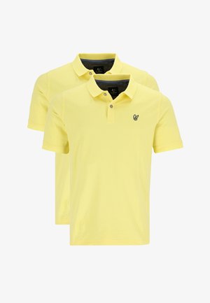 Vaaleankeltaiset polo-paidat, lyhyet hihat, kolmen napin lista, pienellä logolla vasemmassa rinnassa. Pehmeä puuvillasekoitekangas. Kaksi kappaletta.
