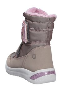 Bottine étanche à la cheville en fausse fourrure beige clair avec des accents roses. Elle présente un dessus texturé, une fermeture par sangle et un talon pailleté rose.