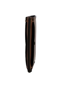 Portefeuille en cuir marron au design fin, présentant une finition texturée, des bords noirs contrastants et une fermeture à bouton simple.