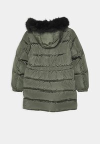 Olivově zelená zateplená bunda s odnímatelnou černou umělou kožešinou na kapuci, nadýchaný design, elastické manžety a horizontální prošívání.