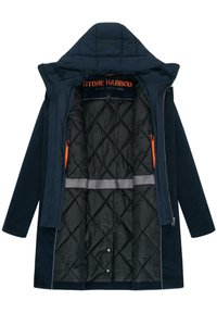 Mornarsko plavi kaput s podstavom od crne prešane tkanine i narančastim detaljima, s kapuljačom i bočnim džepovima sa zatvaračem. Ima kopčanje na dugmad.