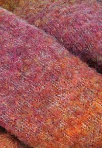 Wollstoff in Nuancen von Pink und Orange mit einer weichen, strukturierten Oberfläche. Verfügt über eine Mischung von Fasern, die ein mehrfarbiges Erscheinungsbild erzeugt.