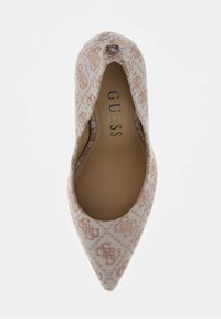 Escarpin à bout pointu en tissu beige clair avec motif doré, surface texturée et détail de logo signature sur le talon.