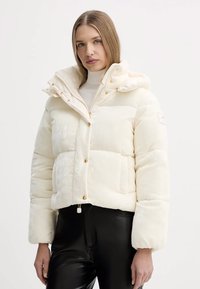 Giacca a vento bianca con cappuccio, caratterizzata da chiusura a zip e bottoni automatici, accessori in oro, design trapuntato e polsini elasticizzati.