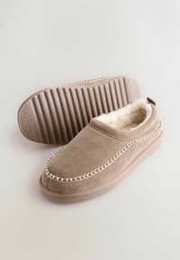 Beezid sussid pehme nubuk ülaosa, luksuslik sisevooder ja tekstuuriga kummist talla osa, millel on haardekoonused. Lisatud valged õmblused.