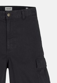 Pantalons cargo noirs avec fermeture à bouton, poches latérales et coupe classique. Fabriqués en tissu résistant et texturé.