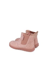 Botines rosas con un patrón de estrellas, paneles laterales elásticos y una suela acolchada para mayor comodidad, con un acabado suave similar al cuero.